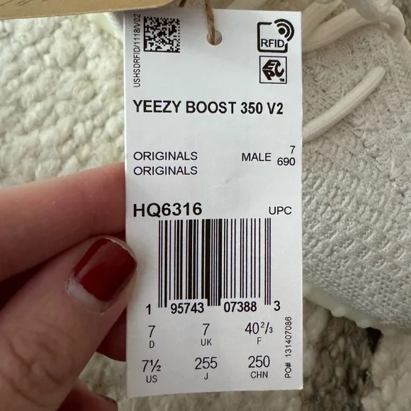 NWT adidas Yeezy Yeezy Boost 350 V2 "Bone"
sneakers - Picture 5 of 5